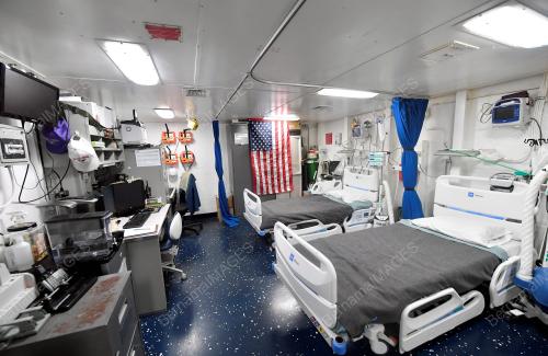 KAPAL PENGANGKUT PESAWAT KELAS NIMITZ US NAVY BERLABUH