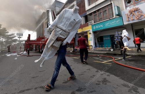 GUDANG TEKSTIL TERBESAR TERBAKAR