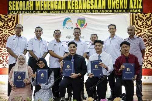 AHMAD NOOR AZHARI ABDUL MANAF