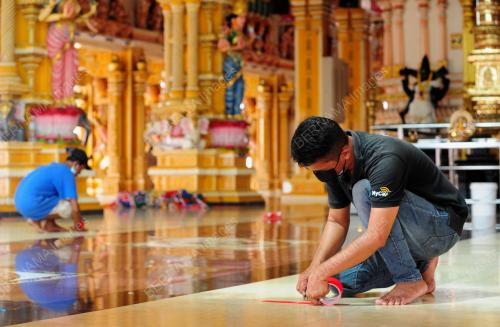PERSIAPAN KUIL MENJELANG PERAYAAN DEEPAVALI