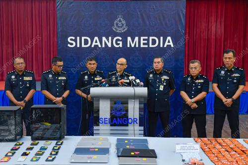 DATUK SHAZELI KAHAR