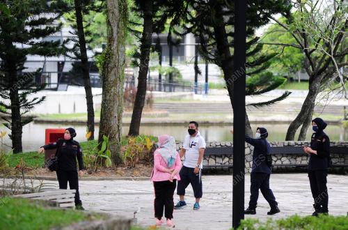 TINJAUAN ORANG RAMAI TIDAK MEMATUHI SOP SEKATAN PERGAKAN PENUH