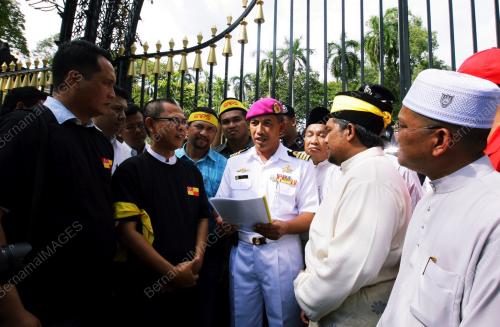 SERAH MEMO KEPADA SULTAN