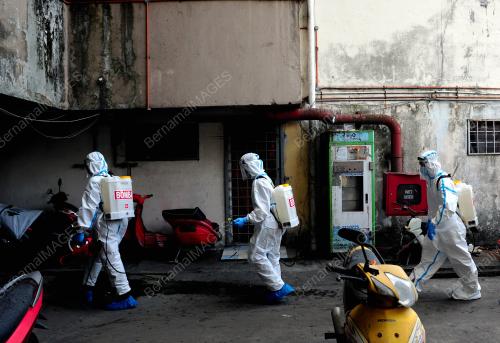 ANGGOTA BOMBA MELAKUKAN PROSES SANITASI AWAM