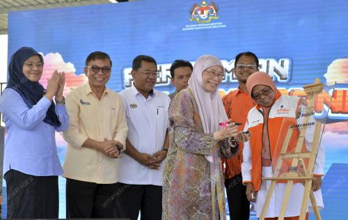 DATUK SERI DR WAN AZIZAH WAN ISMAIL