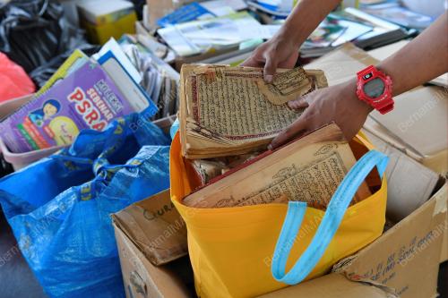 PERKHIDMATAN PEMULIAAN AL-QURAN DAN BUKU AGAMA