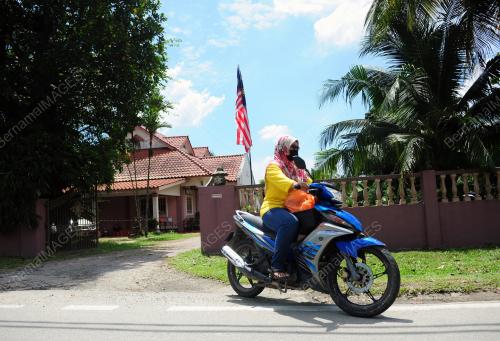 PENDUDUK KAMPUNG SEDIAKAN BAKUL MAKANAN