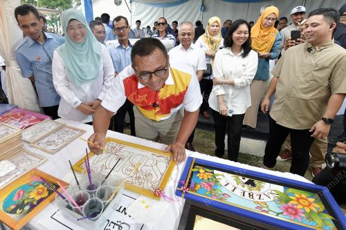 DATUK SERI AMIRUDIN SHARI