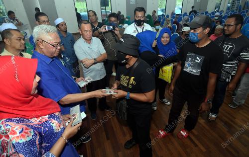 BANTUAN MANGSA RIBUT PARLIMEN TANJONG KARANG