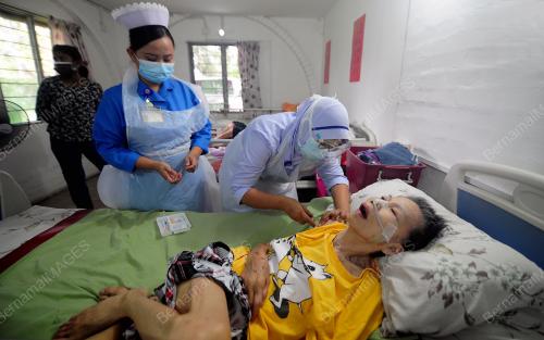 SUNTIKAN VAKSIN COVID-19 DI RUMAH ORANG TUA KLANG