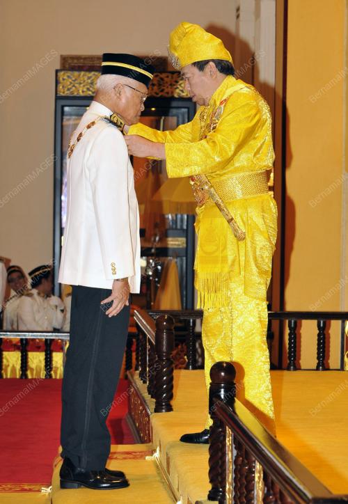 SULTAN SHARAFUDDIN IDRIS SHAH