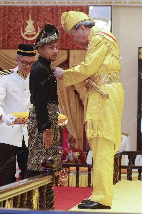 SULTAN SHARAFUDDIN IDRIS SHAH