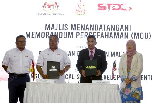 FADHLINA SIDEK