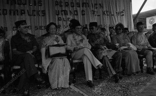 SG07_14012015_PM_BANGUNAN_UMNO