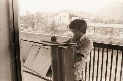 MEMPERBAIKI RUMAH ROSAK