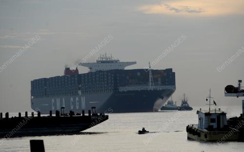 SG07_19112012_KAPAL_BERLABUH