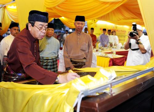 SULTAN SHARAFUDDIN IDRIS SHAH