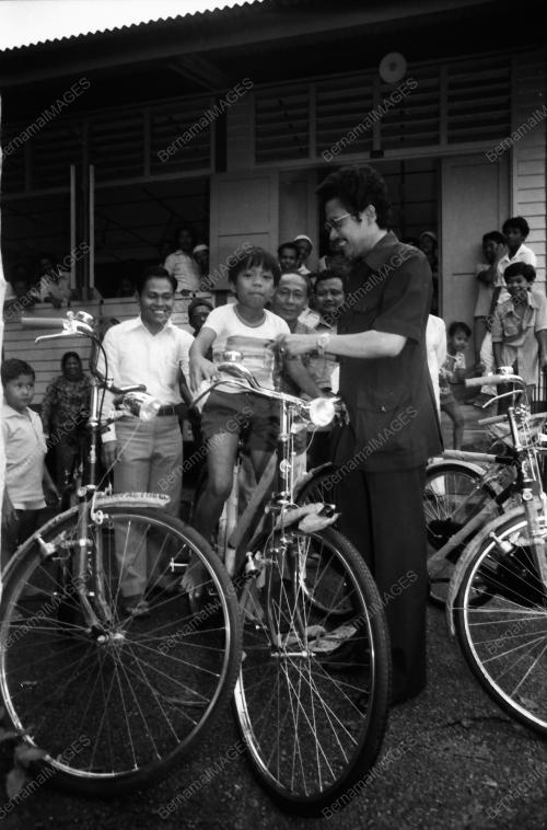 UMNO HADIAH BASIKAL