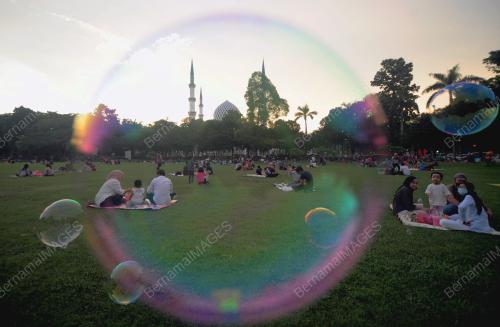 TINJAUAN ORANG RAMAI BERBUKA DI DATARAN KEMERDEKAAN SHAH ALAM