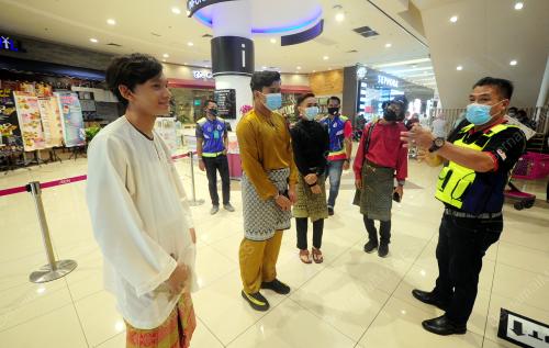 TINJAUAN PENGUNJUNG DI PASARAYA