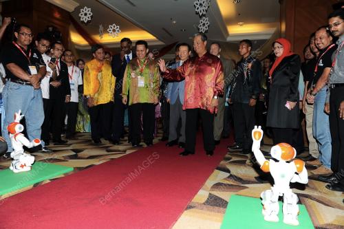SG07_26082013_OFFICIATE_ROBO