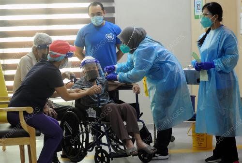 WARGA EMAS BERUSIA 101 TAHUN MENERIMA SUNTIKAN VAKSIN COVID-19