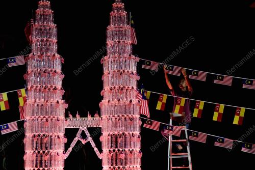 REPLIKA MENARA KLCC DAN MENARA KUALA LUMPUR