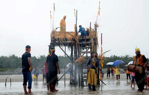 PESTA PUJA PANTAI MAH MERI