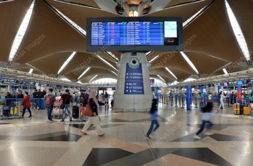 TINJAUAN LAPANGAN TERBANG ANTARABANGSA KUALA LUMPUR (KLIA)