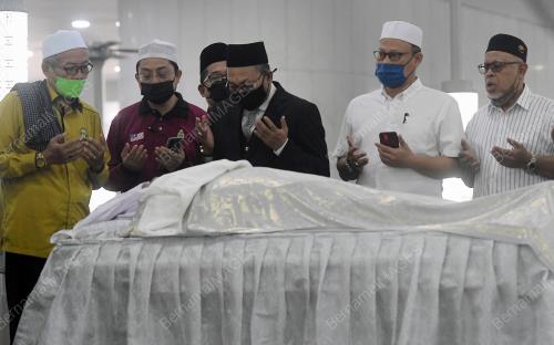 SOLAT JENAZAH BEKAS MENTERI BESAR SELANGOR