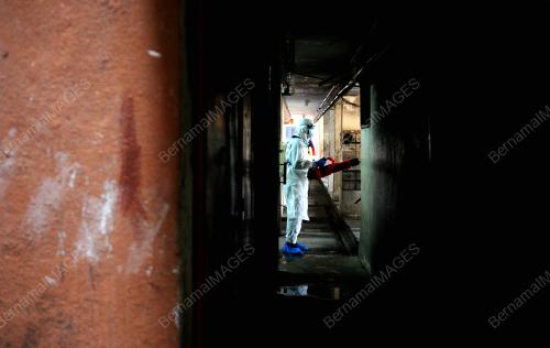 ANGGOTA BOMBA MELAKUKAN PROSES SANITASI AWAM