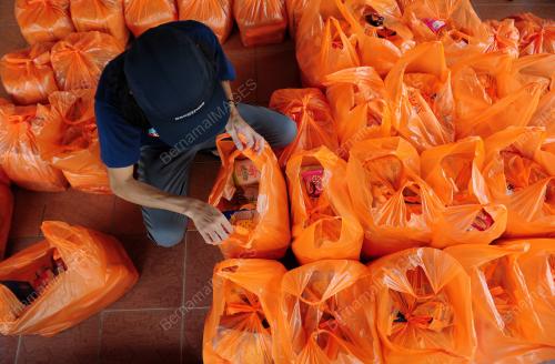 PENDUDUK KAMPUNG SEDIAKAN BAKUL MAKANAN