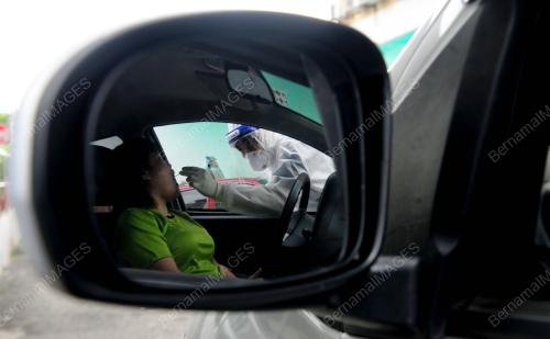 PENDUDUK SELANGOR MELAKUKAN UJIAN SARINGAN COVID-19