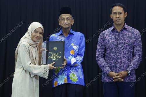 TAN SRI AMBRIN BUANG