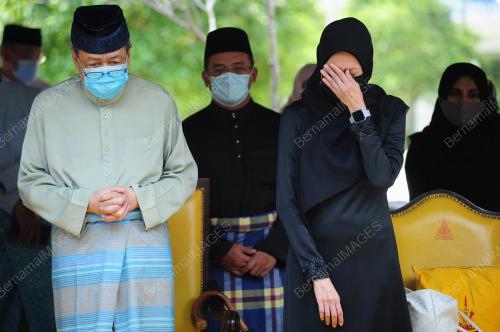 PENGKEBUMIAN JENAZAH AYAHANDA TENGKU PERMAISURI SELANGOR