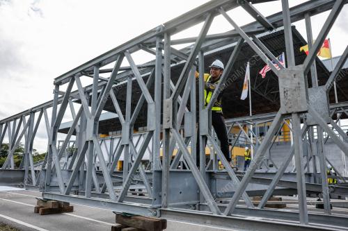 KELENGKAPAN LAUNCHING NOSE JAMBATAN PANEL KELULI BERMODULAR