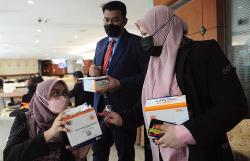 PENGAMAL MEDIA DIBEKALKAN SET ANTIGEN RAPID TEST COVID-19