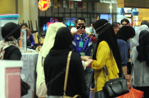 TINJAUAN PENGUNJUNG DI PASARAYA