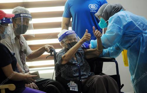 WARGA EMAS BERUSIA 101 TAHUN MENERIMA SUNTIKAN VAKSIN COVID-19