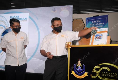 DATUK SERI AMIRUDIN SHARI