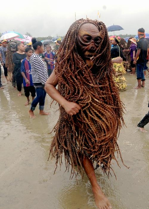 PESTA PUJA PANTAI MAH MERI