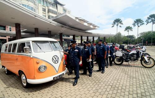 SITAAN KERETA MEWAH OLEH KASTAM