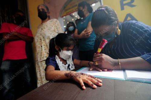 UKIRAN HENNA MEMERIAHKAN SAMBUTAN PERAYAAN DEEPAVALI