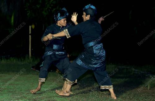 GERAK SENI KERIS DALAM PERSILATAN
