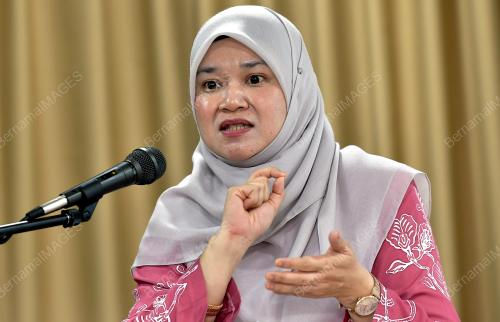 FADHLINA SIDEK