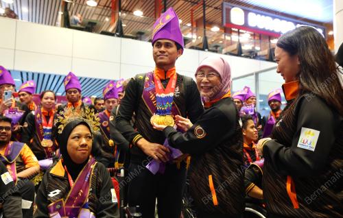 DATUK SERI DR WAN AZIZAH WAN ISMAIL