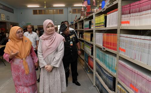 FADHLINA SIDEK