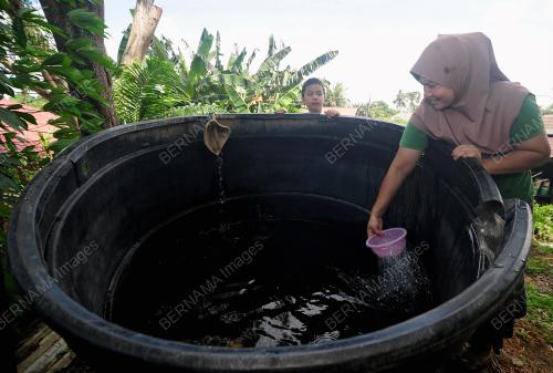 TINJAUAN ORANG KAMPUNG MENYIMPAN AIR BERSIH