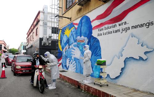 PENDUDUK SELANGOR MELAKUKAN UJIAN SARINGAN COVID-19