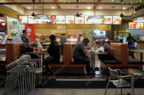 PELANGGAN MAKAN DI RESTORAN